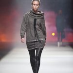 model op catwalk met sweater dress