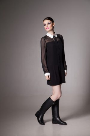 Vrouw met blouse shirt dress