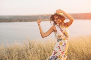 vrouw in zomerjurkjes