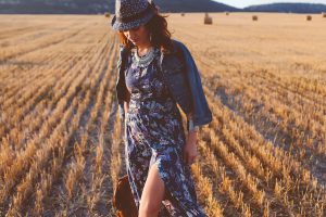 Vrouw in prairie jurk