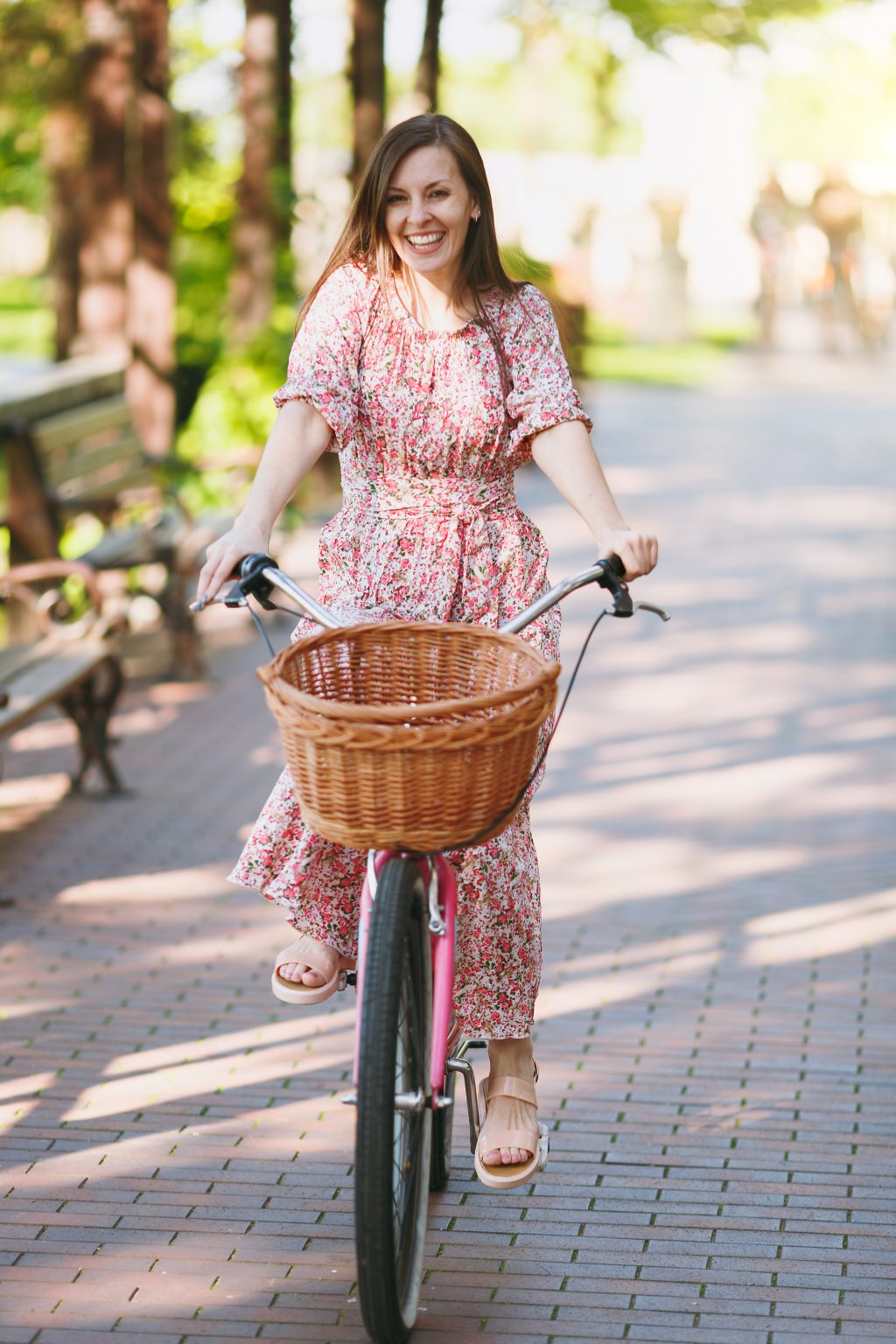 Met lange jurk op de fiets