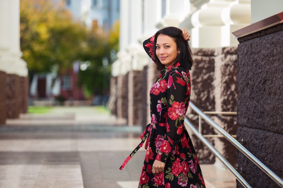 Trendy bloemenjurk outfit voor het najaar