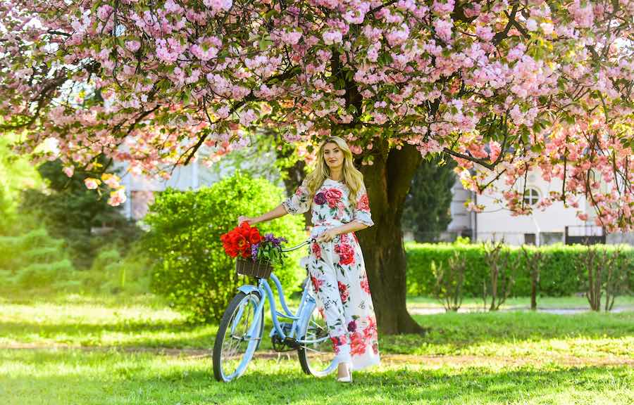 Mooie lange jurk en fietsen handige tips