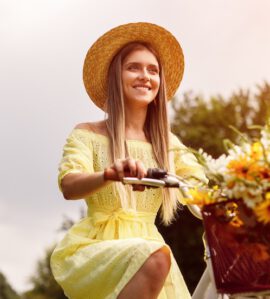 Vrouw in mooie zomerse jurk fietsen hacks blogimage
