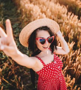 Vrouw in zomerse jurk met de polkadot print blogimage