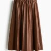 H & M - Plissérok met coating - Bruin