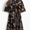 H & M - Doorknoopjurk met strikceintuur - Zwart/Bloemen