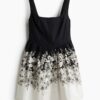 H & M - Jurk met uitlopende rok - Zwart/Bloemen