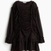 H & M - Gedrapeerde jurk met volants - Donkerbruin