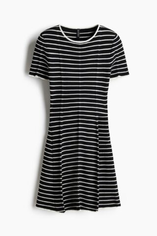 H & M - Ribgebreide jurk met uitlopende rok - Zwart/Gestreept