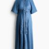 H & M - MAMA Denim jurk met strikceintuur - Denimblauw