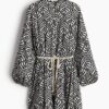 H & M - Jurk met macraméceintuur - Zwart/Bladdessin
