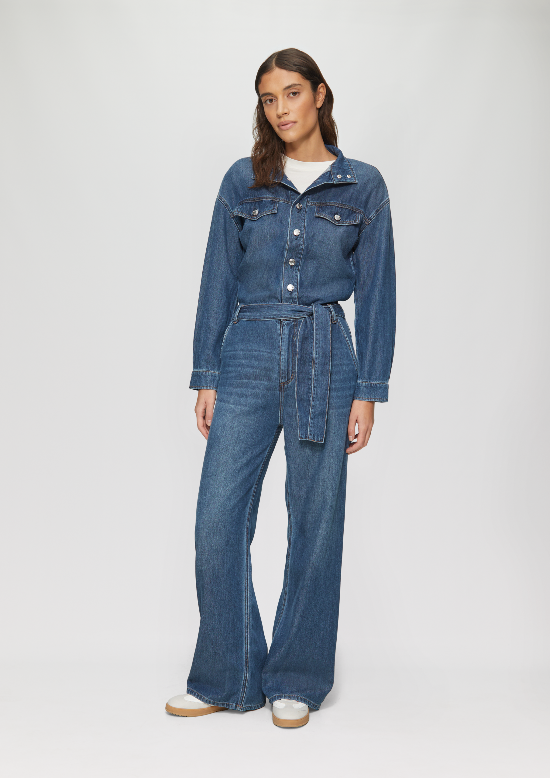 Denim jumpsuit met ceintuur en oversized schouders