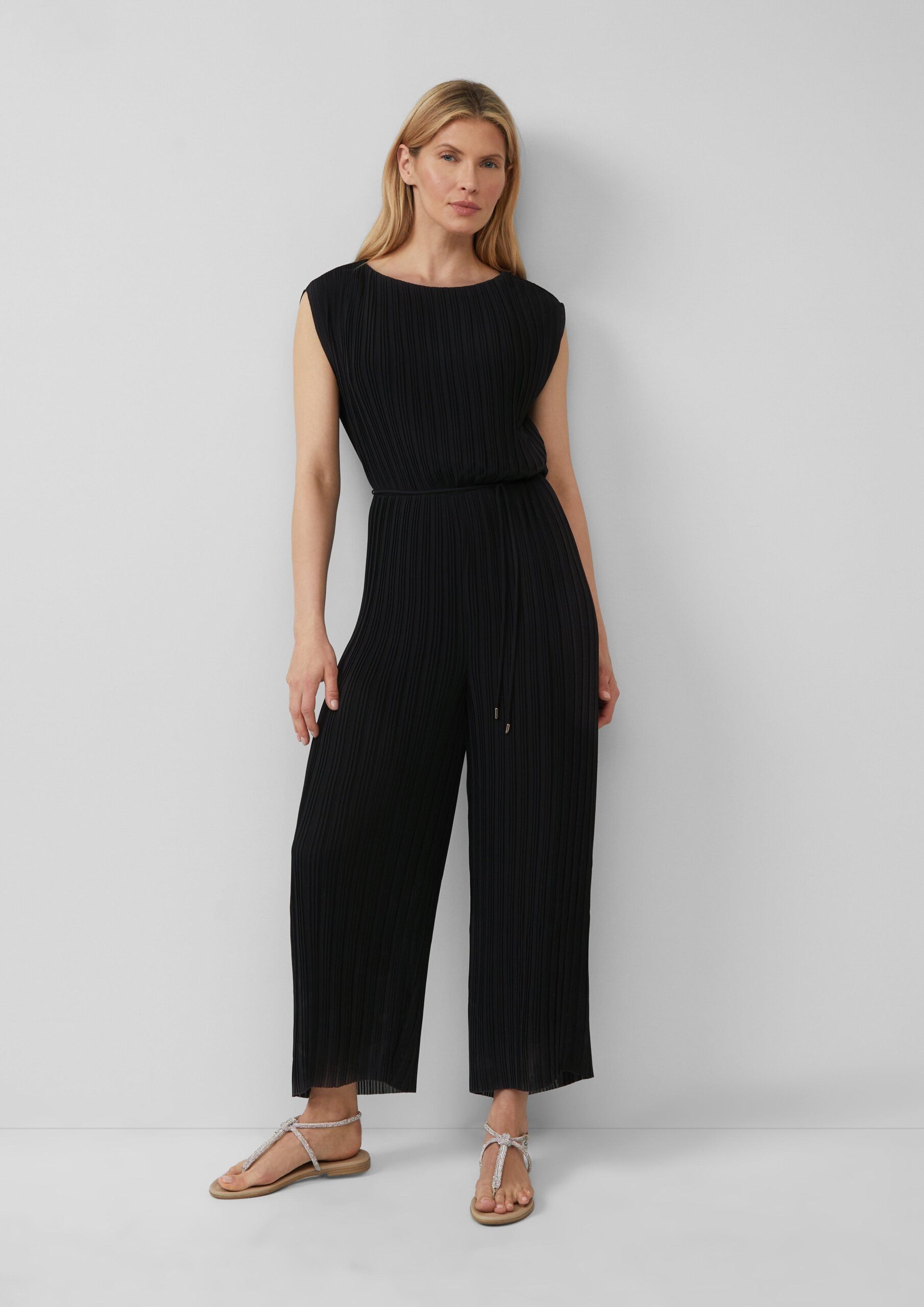 Jumpsuit van chiffon met plissés en strikceintuur