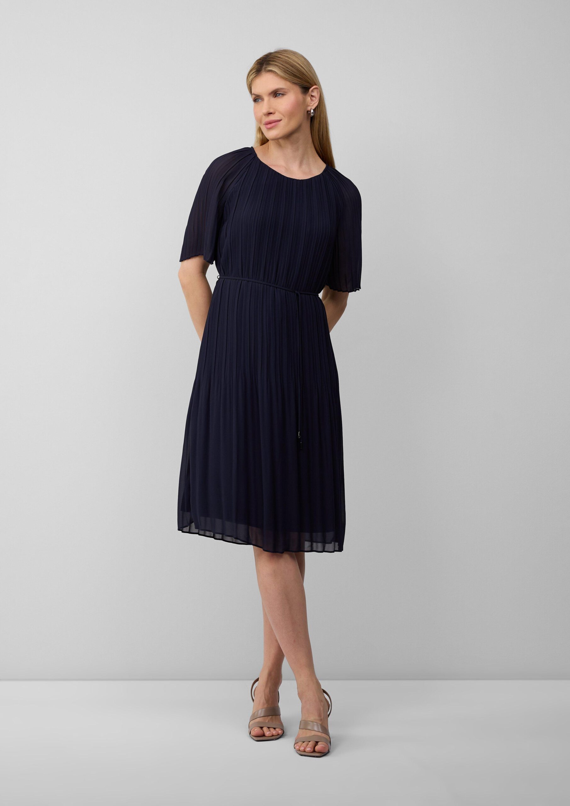 Geplisseerde chiffon jurk met strikceintuur