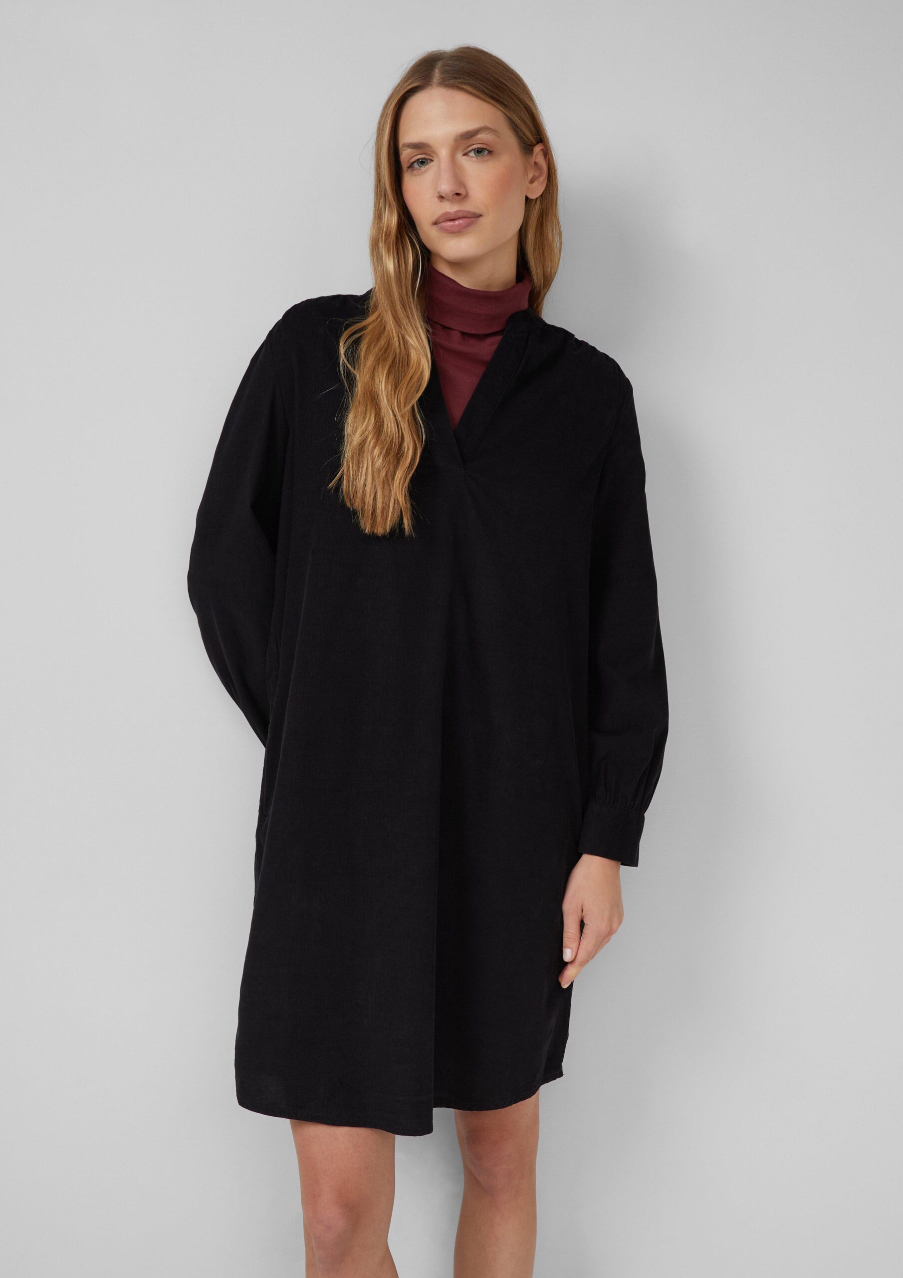 Fijne corduroy jurk met zijsplitzakken