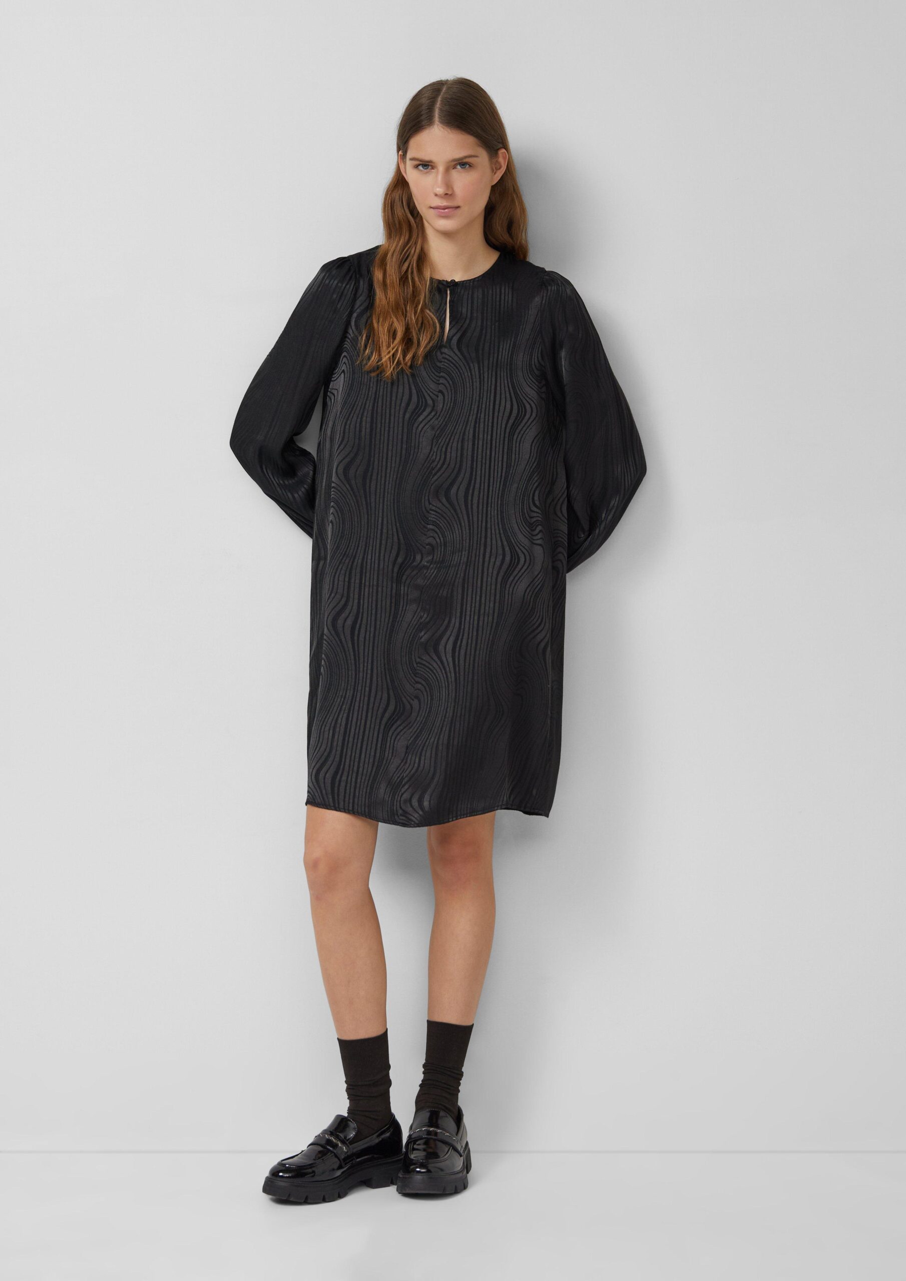 Vloeiende jacquard jurk met plooien