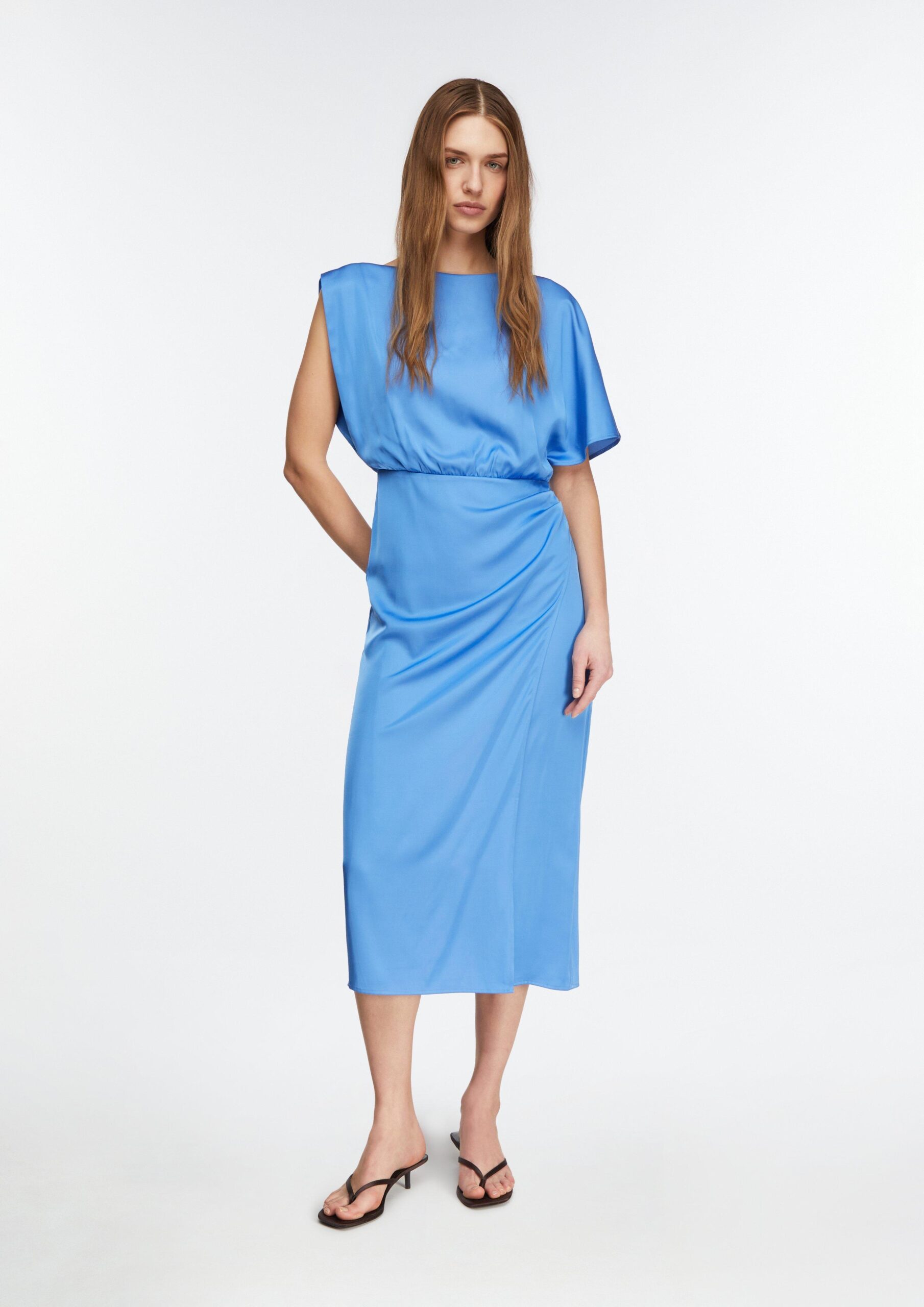 Asymmetrische satijnen jurk met drapering