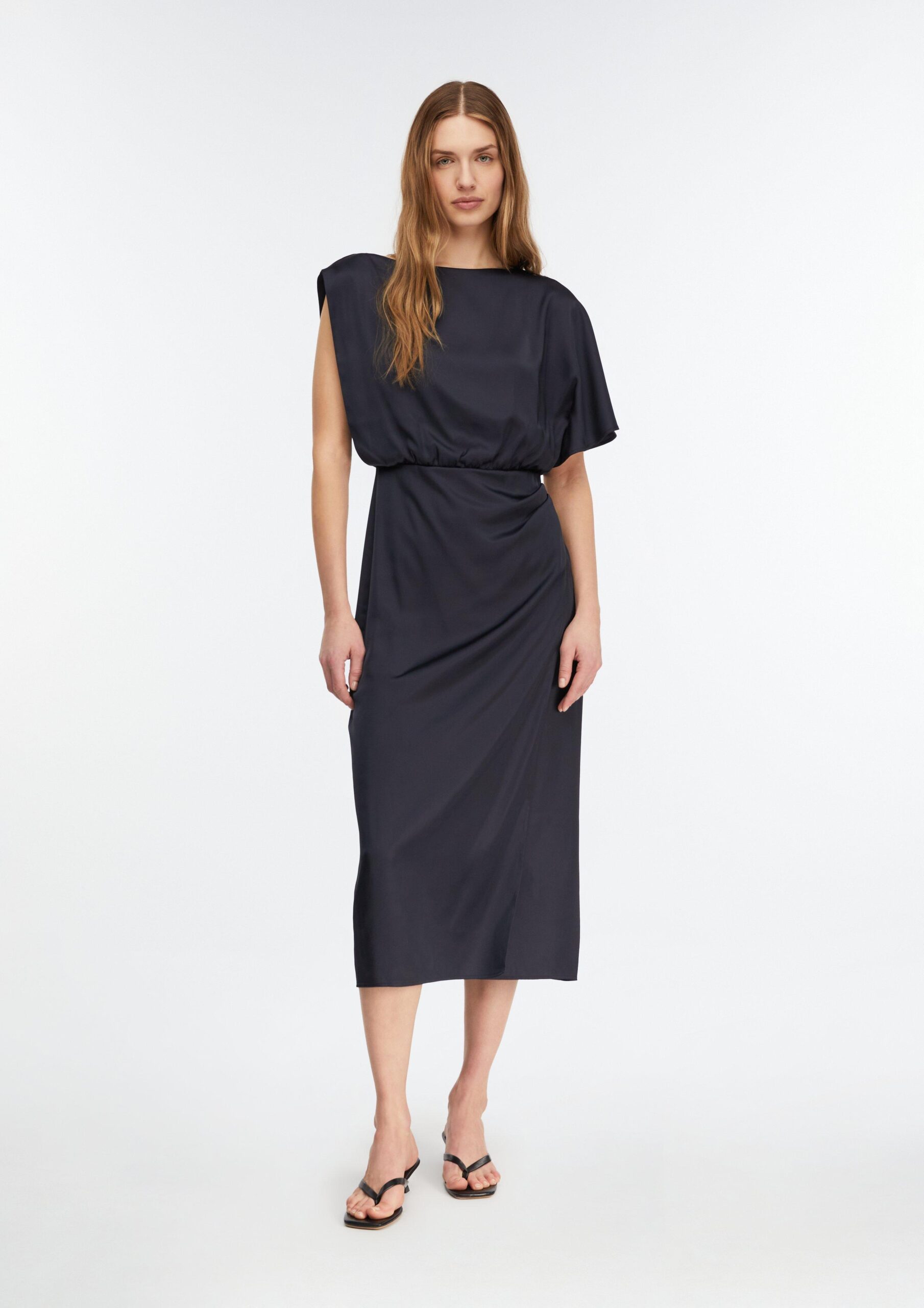 Asymmetrische satijnen jurk met drapering
