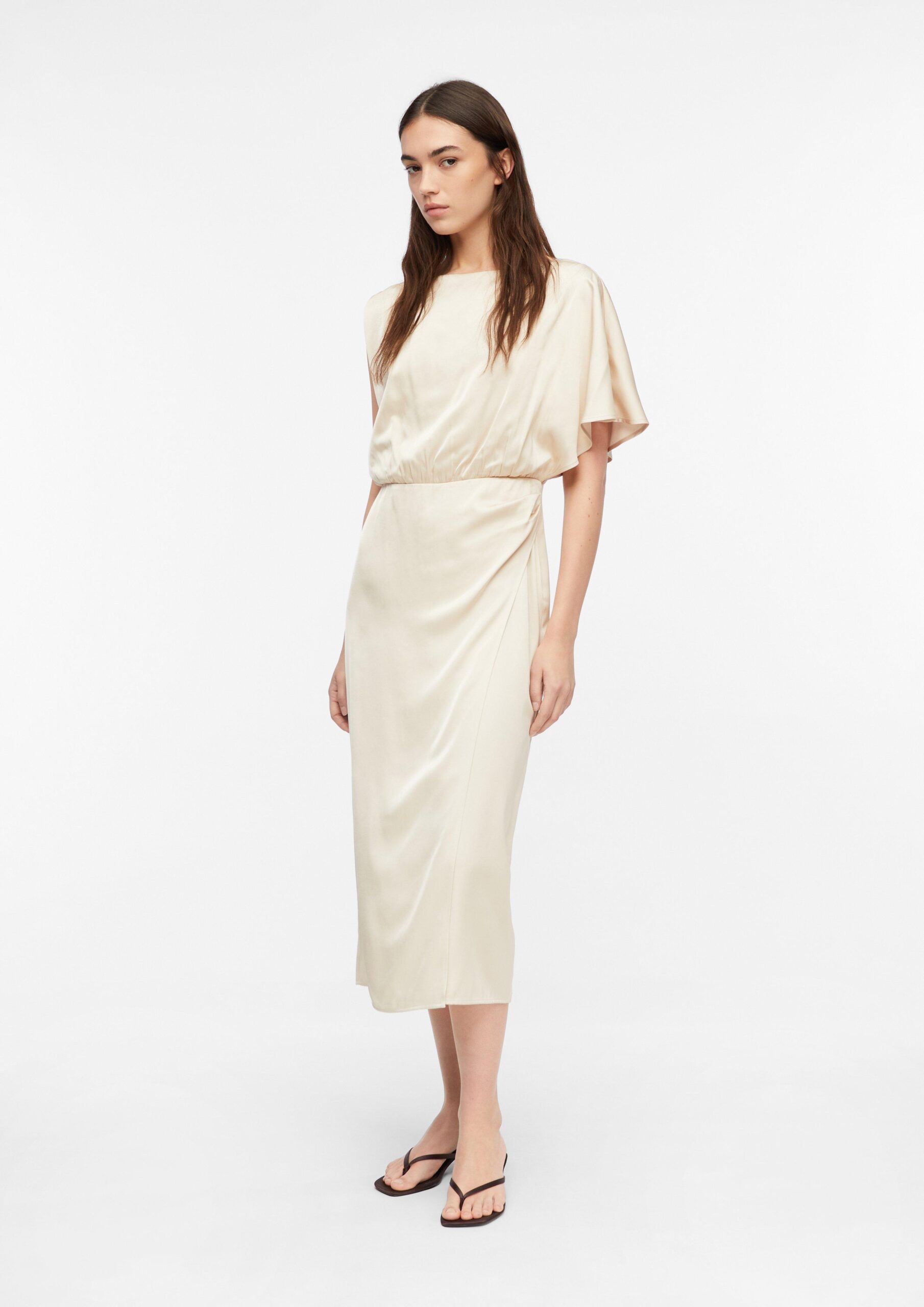 Asymmetrische satijnen jurk met drapering