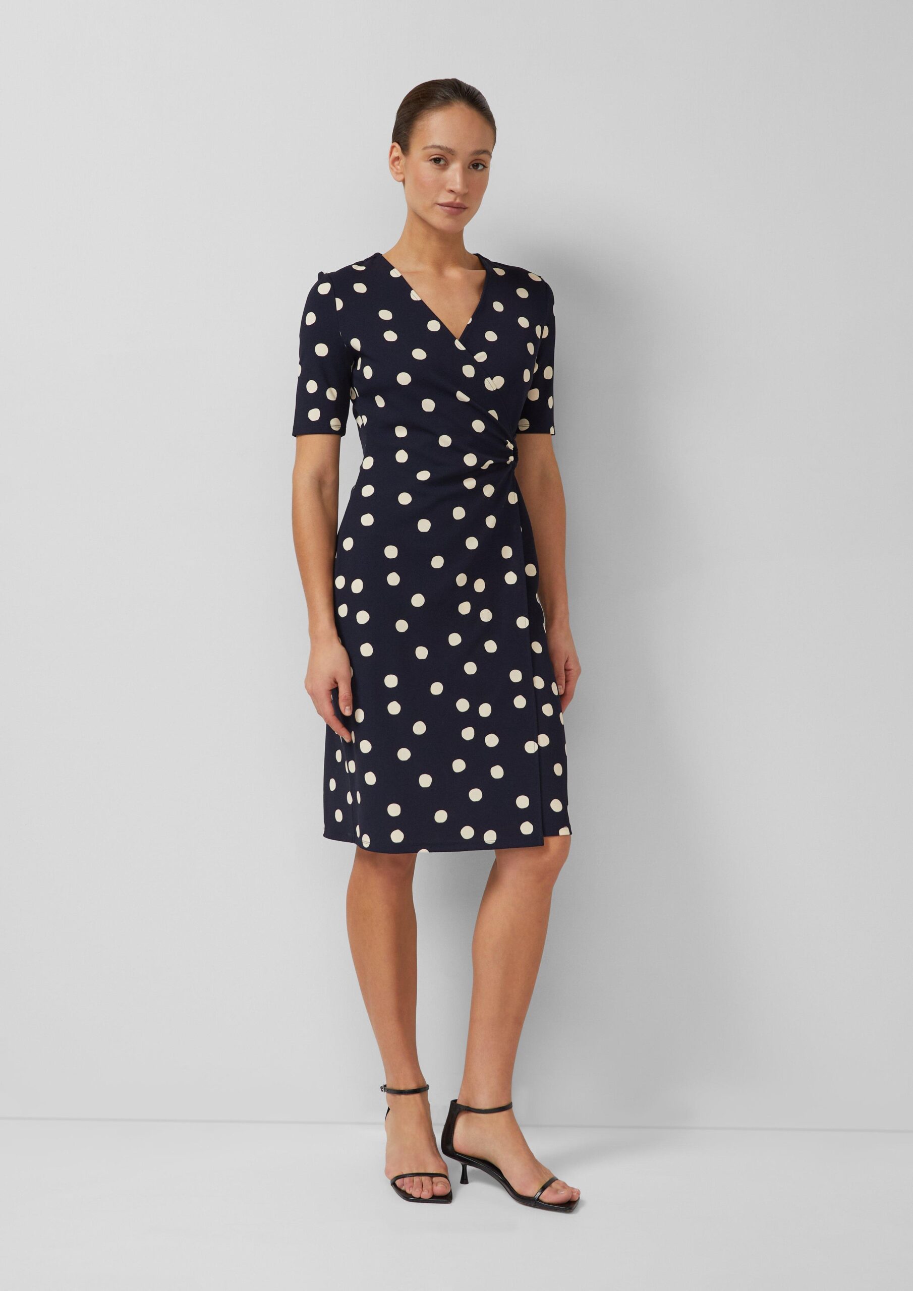Elegante wikkeljurk met polkadots