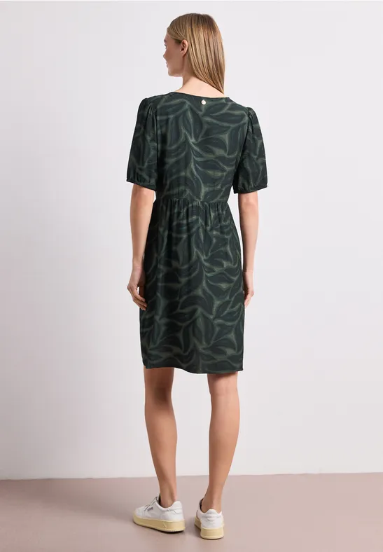 Knielange jurk met gespleten hals en print
