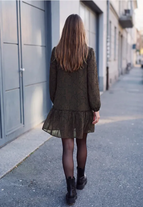 Knielange chiffonjurk met sjaalkraag